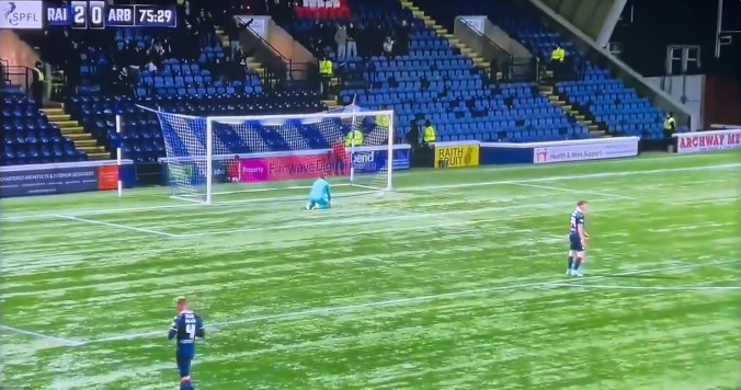 (VIDEO) FILMSKA SCENA IZ ŠKOTSKE Rezervni golman zaigrao štopera, pa dao gol sa 30 metara