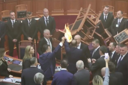 HAOS U SKUPŠTINI Jedan od poslanika pokušao zapaliti parlament