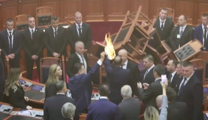 Vatra u albanskom parlamentu