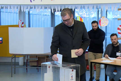 Aleksandar Vučić glasa na izborima