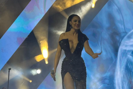 (VIDEO) Šlic do kuka i duboki dekolte: Aleksandra Prijović se u glamuroznoj haljini pojavila na 4. koncertu u Zagrebu