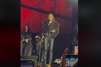(VIDEO) “Hladno je, obuci majicu” Muškarac se skinuo na koncertu Aleksandre Prijović, ona prekinula pjevanje i obratila mu se sa bine
