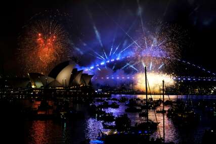 (VIDEO) SPEKTAKL U SIDNEJU Nova godina stigla u Australiju, gledaoci uživali u veličanstvenom vatrometu