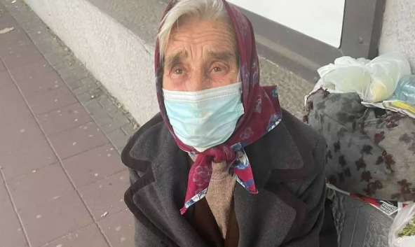 (FOTO) "BOŽE, KAKVA TUGA" Potresna priča o baki koja sjedi na ulici i prodaje cvijeće da bi preživjela tjera suze na oči
