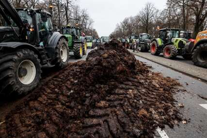 (FOTO) Nezadovoljni zbog novih izmjena zakona: Ljuti njemački poljoprivrednici traktorima stigli u centar Berlina, protestuje i ministar