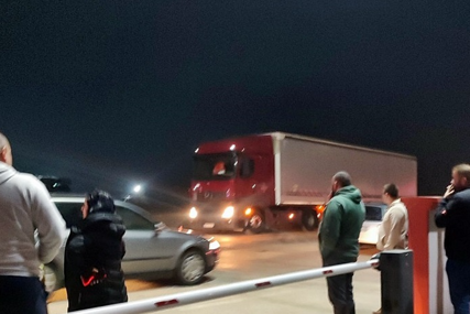 (FOTO) Izašao iz kamiona, pa ga udario automobil: Poginuo muškarac na magistralnom kod Bijeljine
