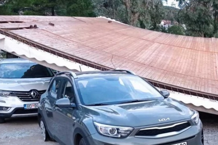 (VIDEO, FOTO)  Dramatični snimci iz Crne Gore: Jak olujni vjetar iščupao krov sa škole, mnogi automobili uništeni