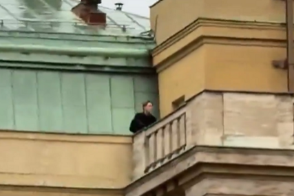 (VIDEO) Vikao i pucao na sve strane: Uznemirujući snimak masovnog ubice iz Praga prije nego što se ubio skokom sa zgrade