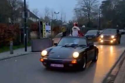 (VIDEO) "S MAGARCA U PORŠE" Djed Mraz je ovako stigao među mališane u Briselu