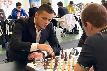 (FOTO) OSTVARIO ZAPAŽEN REZULTAT Bijeljinac i reprezentativac Srbije u fudbalu na Evropskom prvenstvu pokazao da mu šah nije samo hobi