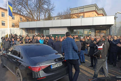 (VIDEO, FOTO) DOČEKAN GROMOGLASNIM APLAUZOM Dodik stigao u Sud BiH u pratnji sina Igora