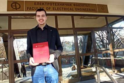 (FOTO) VELIKO BRAVO Drago Šmitran, treći student od osnivanja ETF Banjaluka koji je studije završio s prosjekom 10  