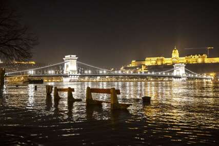 (FOTO) BUDIMPEŠTA POD VODOM Dunav izazvao poplave u Mađarskoj