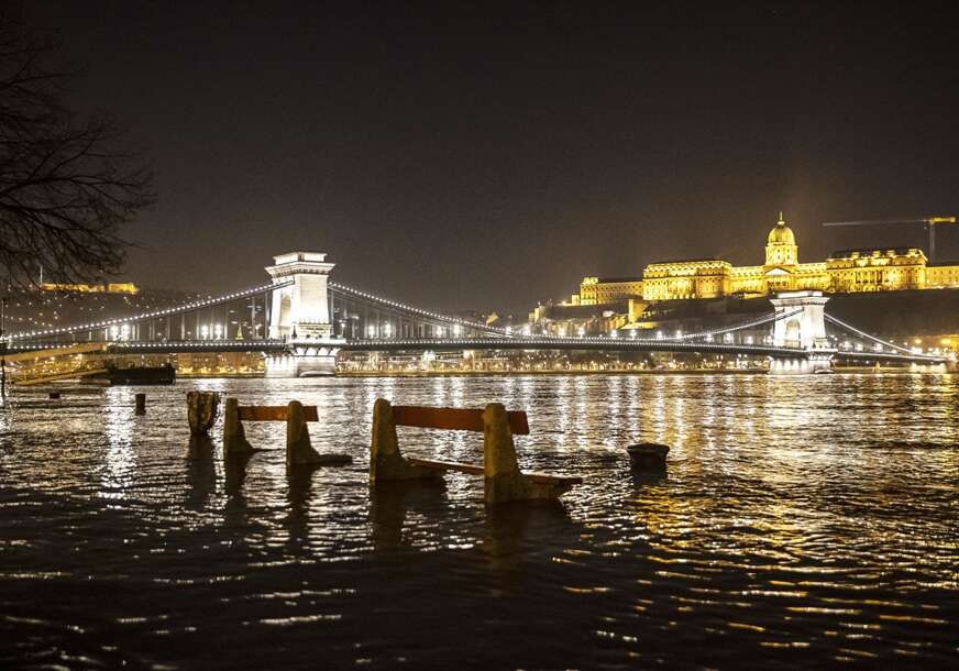 (FOTO) BUDIMPEŠTA POD VODOM Dunav izazvao poplave u Mađarskoj
