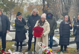 (FOTO) CRVENE RUŽE ZA DŽEJA Pjevačeva kćerka objavila fotografiju sa emotivnom posvetom, u 2 riječi stale i najjača bol i najveća ljubav