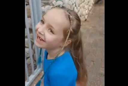 (VIDEO) "Nisam te vidjela dugo" Emilia Aloni (5), nakon sedam sedmica zatočeništva u Gazi, vratila se u vrtić
