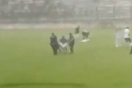 (VIDEO, FOTO) TRAGEDIJA NA FUDBALSKOM TERENU Grom nasred utakmice usmrtio mladog igrača, povrijeđen veliki broj osoba