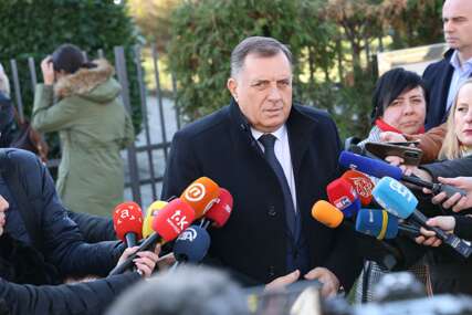 Milorad Dodik  daje izjavu