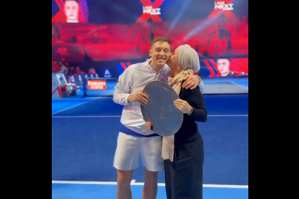 (VIDEO) POLJUBAC KOJI JE OBIŠAO SVIJET Hamad Međedović veliki trijumf proslavio sa majkom