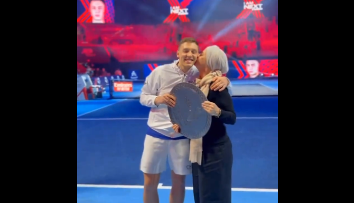 (VIDEO) POLJUBAC KOJI JE OBIŠAO SVIJET Hamad Međedović veliki trijumf proslavio sa majkom