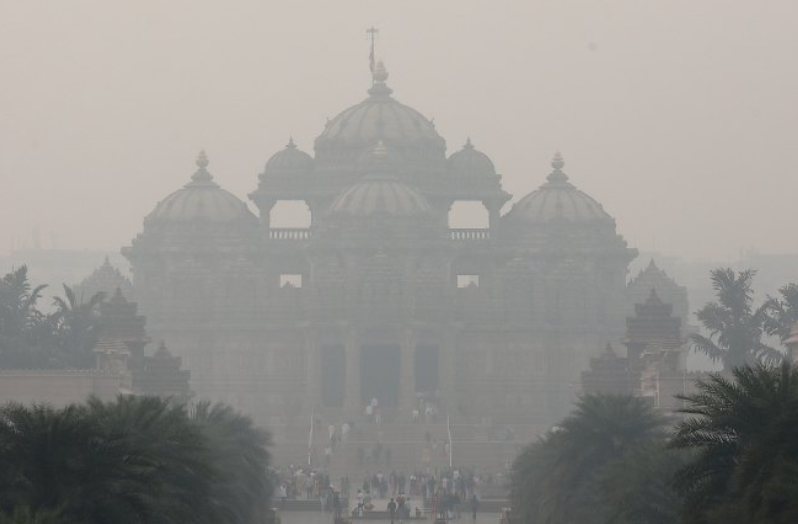 (VIDEO) Ne vidi se prst pred okom: Gusta magla izazvala poremećaj u vazdušnom i željezničkom saobraćaju u Indiji, vazduh pun zagađenih čestica