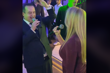 (VIDEO) Bračni par napravio atmosferu za pamćenje: Ivica Dačić sa suprugom zapjevao na 18. rođendanu kćerke