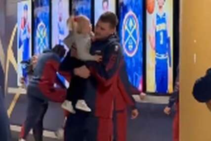 (VIDEO) PRIZOR KOJI TOPI SRCA Jokiću u zagrljaj dotrčala kćerka Ognjena, a ovaj poljubac oduševio je sve