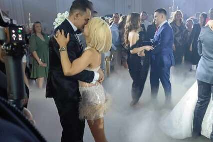 (VIDEO, FOTO) Voditeljka se uvija, on je grli i ljubi: Objavljen snimak vrelog plesa Jovane Jeremić i njenog novog dečka