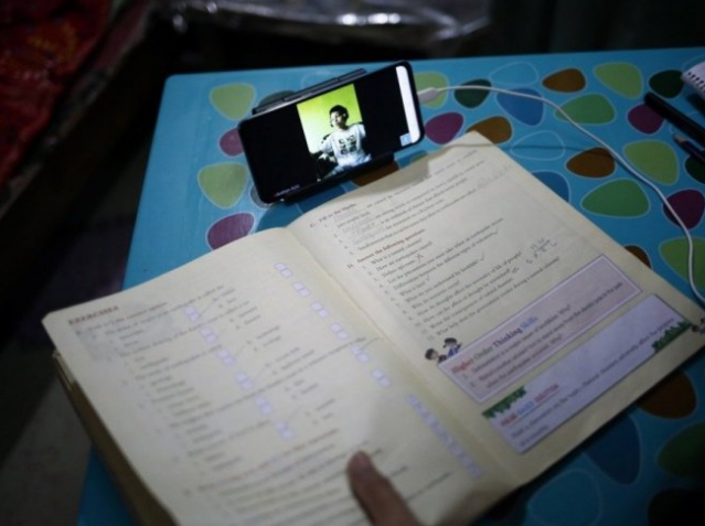 "KRIZA OBRAZOVANJA" Vlada ove država zabranjuje mobilne telefone u školama zbog pada pismenosti kod đaka