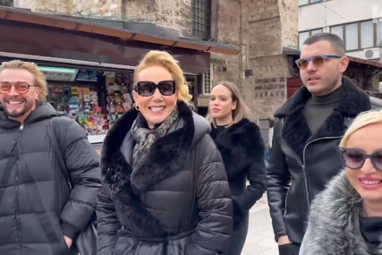 (VIDEO) Legendarna pjevačica uživa u srcu Sarajeva: Lepa Brena prošetala Baščaršijom, pa se prepustila čarima bosanske kafe u Kući sevdaha