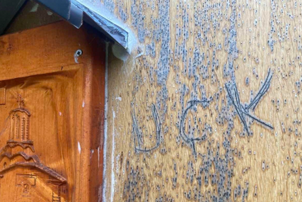  Natpis terorističke OVK na putokazu za manastir Draganac