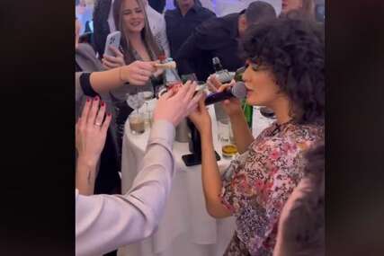 (VIDEO) Za samo refren pjesme dobila 2.000 evra: Pjevačica “Zvezda Granda” zapjevala narodnjak gosti je okitili parama