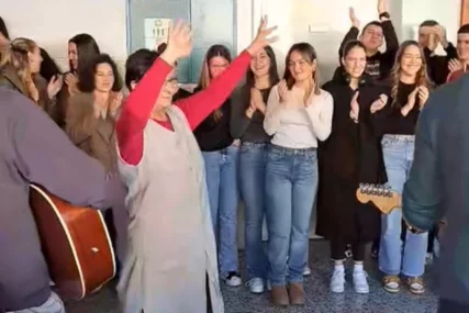 (VIDEO) "MILENA, GENERACIJO MOJA" Profesorka otišla u penziju, a učenici i kolege joj priredili ispraćaj za pamćenje