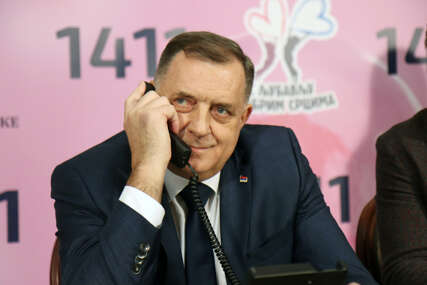 Milorad Dodik pri telefonu