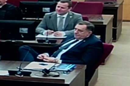 (VIDEO) “Zašto da ustajem, isključi to” Detalji iz sudnice Suda BiH sa suđenja Dodiku i Lukiću