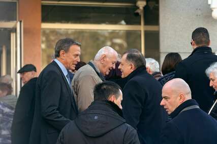 Milorad Dodik sa građanima čeka ispredKonzulata Srbije