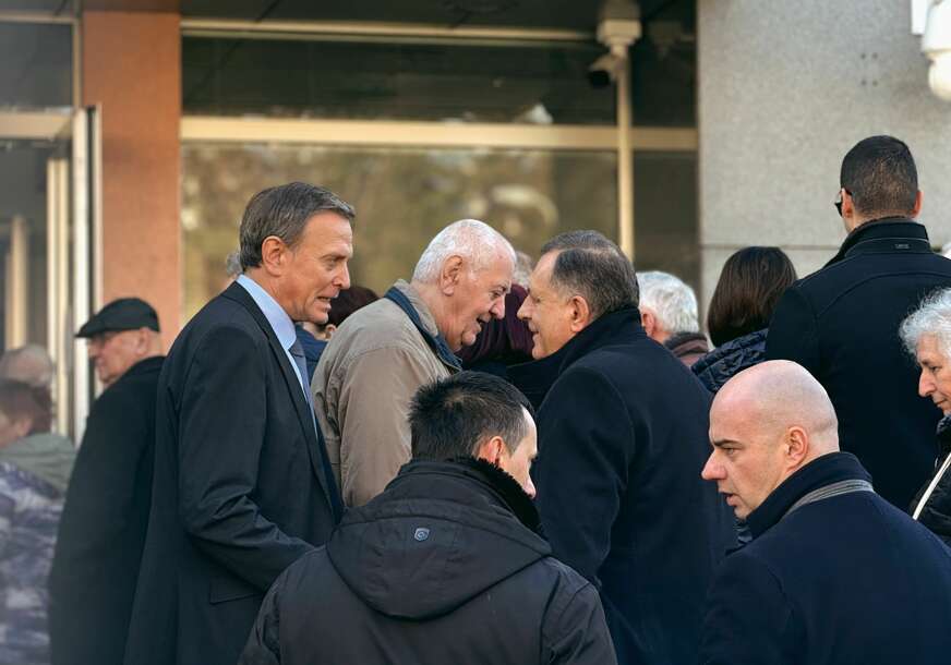 Milorad Dodik sa građanima čeka ispredKonzulata Srbije
