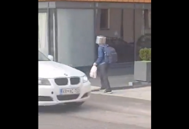 (VIDEO) “Uništavaju moj mozak elektromagnetnim talasima” Muškarac ulicama Sarajeva šetao sa loncem na glavi
