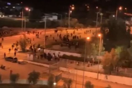 (VIDEO) HAOS U GRČKOJ Navijači Olimpijakosa izazvali nerede na prvenstvenoj utakmici, ubacili i suzavac na teren