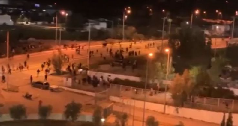 (VIDEO) HAOS U GRČKOJ Navijači Olimpijakosa izazvali nerede na prvenstvenoj utakmici, ubacili i suzavac na teren