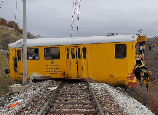 (FOTO) TEŠKA NESREĆA Prevrnuo se teretni voz pun žita, radnici pobjegli u posljednjem trenutku