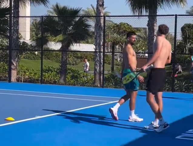(VIDEO, FOTO) Dijeli savjete budućim generacijama: Golišavi Novak Đoković trenira sa mladim Makedoncem u Dubaiju