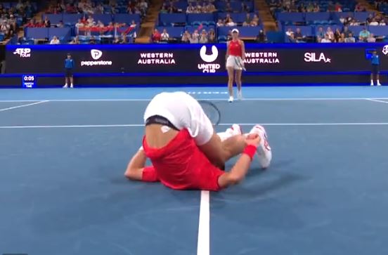 (VIDEO) SUROVA PREMA IDOLU Kineskinja udarcem oborila Novaka na pod, njegova reakcija podigla publiku na noge