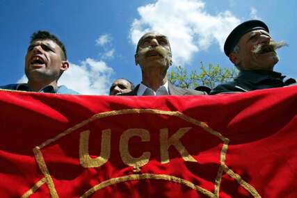 (FOTO) NOVE PROVOKACIJE Iznad Kosovske Mitrovice postavljen znak "UČK"