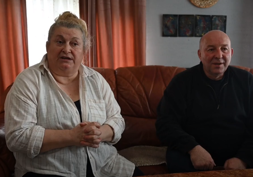 (VIDEO) BORBA ZA NAJVEĆE BLAGO Bolna ispovijest porodice Vukmanović iz Dervente, kćerka im umrla nakon porođaja, a institucije im oduzele 3 unučadi