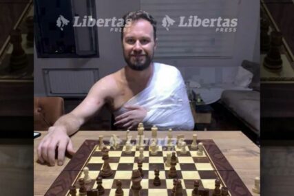 (VIDEO) Isplivale nove fotografije Radoje Zvicera: Nakon POKUŠAJA ATENTATA pozira dok igra šah sa zavijenom rukom
