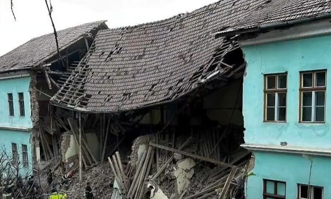 Srušio se dio zgrade na internat u Rumumiji
