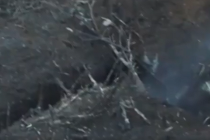 (VIDEO) Dron zabilježio trenutke bitke: Nekoliko ruskih vojnika upalo je u rov, a onda je nastao haos
