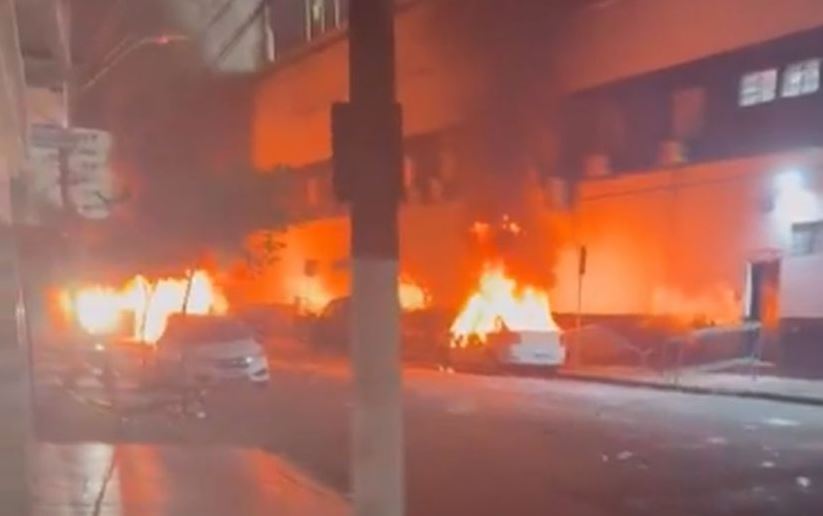 (VIDEO) Navijači zapalili grad, ali bukvalno: Slavni klub ispao iz lige poslije 111 godina, pristalice napravile haos na ulicama