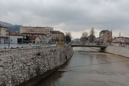 MILJACKA POSTALA SIVA Građani Sarajeva zabrinuti koja hemikalija je ispuštena u rijeku